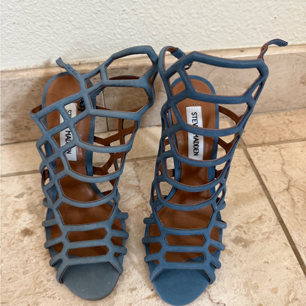 Steve Madden 
Never worn 
5.5 
Light Blue 
4 inches heel